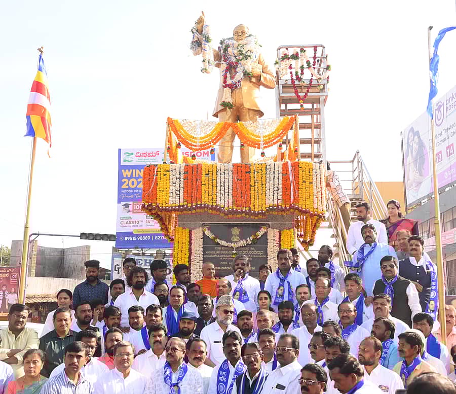 ಬೀದರ್ನ ಡಾ.ಬಿ.ಆರ್. ಅಂಬೇಡ್ಕರ್ ವೃತ್ತದಲ್ಲಿ ಶನಿವಾರ ನಡೆದ ಮಹಾಪರಿನಿರ್ವಾಣ ದಿನ ಕಾರ್ಯಕ್ರಮದಲ್ಲಿ ಜಿಲ್ಲಾ ಉಸ್ತುವಾರಿ ಸಚಿವ ಈಶ್ವರ ಬಿ. ಖಂಡ್ರೆ ಮಾತನಾಡಿದರು