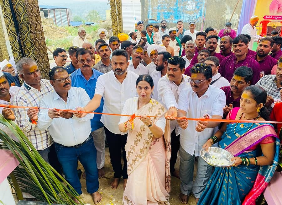 ಬೆಳಗಾವಿ ಗ್ರಾಮೀಣ ಕ್ಷೇತ್ರದ ಕೊಂಡಸಕೊಪ್ಪ ಗ್ರಾಮದಲ್ಲಿ ನಿರ್ಮಿಸಿದ ದುರ್ಗಾದೇವಿ ಮಂದಿರವನ್ನು ಸಚಿವೆ ಲಕ್ಷ್ಮೀ ಹೆಬ್ಬಾಳಕರ ಉದ್ಘಾಟಿಸಿದರು