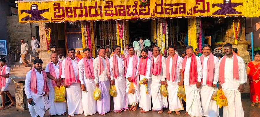 <div class="paragraphs"><p>ಕೊಟ್ಟೂರೇಶ್ವರ ಸ್ವಾಮಿ ದೇವಸ್ಥಾನದ ಆವರಣದಲ್ಲಿ ಮಾಲಾಧಾರಿಗಳು.</p></div>