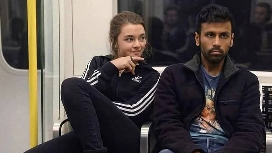 <div class="paragraphs"><p>ಮೆಟ್ರೊದಲ್ಲಿ ಮೇಝೀ ವಿಲಿಯಮ್ಸ್ ಜತೆ ಭಾರತದ ಯುವಕ</p></div>