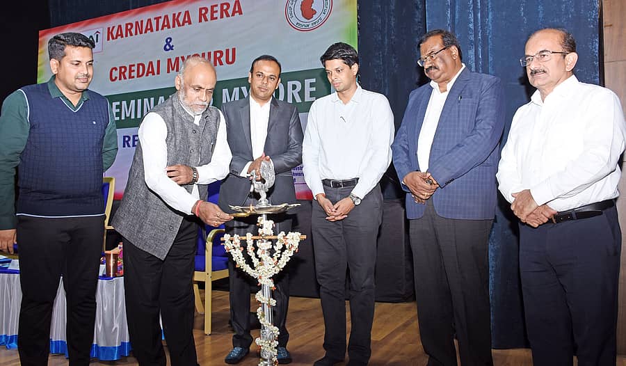 ವಿದ್ಯಾರಣ್ಯಪುರಂನ ಎಂಬಿಸಿಟಿ ಹಾಲ್ನಲ್ಲಿ ಶನಿವಾರ ರೇರಾ ಕುರಿತ ಉಪನ್ಯಾಸ ಕಾರ್ಯಕ್ರಮವನ್ನು ರೇರಾ ಅಧ್ಯಕ್ಷ ರಾಕೇಶ್ ಸಿಂಗ್ ಉದ್ಘಾಟಿಸಿದರು ಪ್ರಜಾವಾಣಿ ಚಿತ್ರ