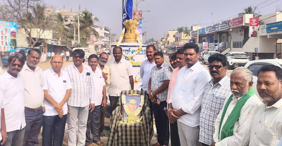 <div class="paragraphs"><p>ಕುಕನೂರಿನ ಅಂಬೇಡ್ಕರ್ ವೃತ್ತದಲ್ಲಿ ಡಾ. ಬಿ. ಆರ್ ಅಂಬೇಡ್ಕರ್ ಮಹಾ ಪರಿನಿರ್ವಾಣ ದಿನ ಆಚರಿಸಲಾಯಿತು</p></div>