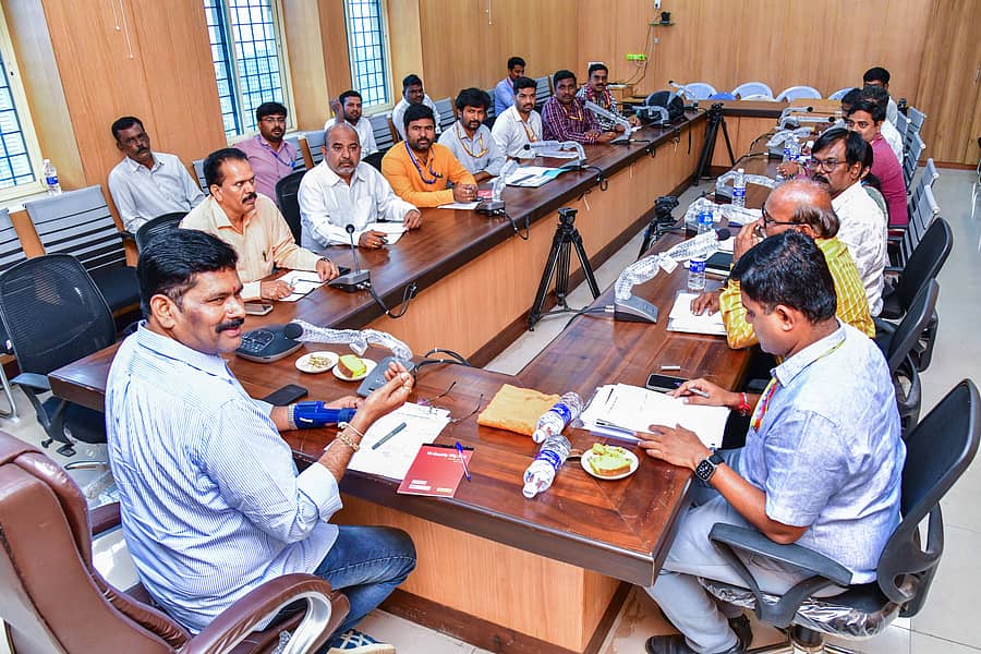 ಕೊಪ್ಪಳ ತಾಲ್ಲೂಕಿನ ಮುನಿರಾಬಾದ್ನಲ್ಲಿ ಶನಿವಾರ ಜಿಲ್ಲಾ ಉಸ್ತುವಾರಿ ಸಚಿವ ಶಿವರಾಜ ತಂಗಡಗಿ ಅಧಿಕಾರಿಗಳ ಜೊತೆ ಸಭೆ ನಡೆಸಿದರು