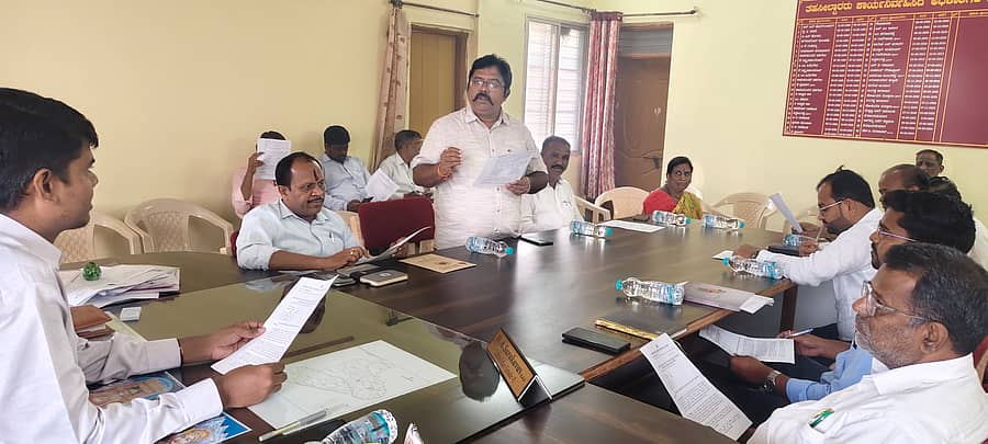 ಸುರಪುರದ ತಹಶೀಲ್ದಾರ್ ಕಚೇರಿಯಲ್ಲಿ ಶನಿವಾರ ಜರುಗಿದ ಪಲ್ಸ್ ಪೋಲಿಯೊ ಸಭೆಯಲ್ಲಿ ಟಿಎಚ್ಒ ಡಾ. ಆರ್.ವಿ. ನಾಯಕ ಮಾಹಿತಿ ನೀಡಿದರು