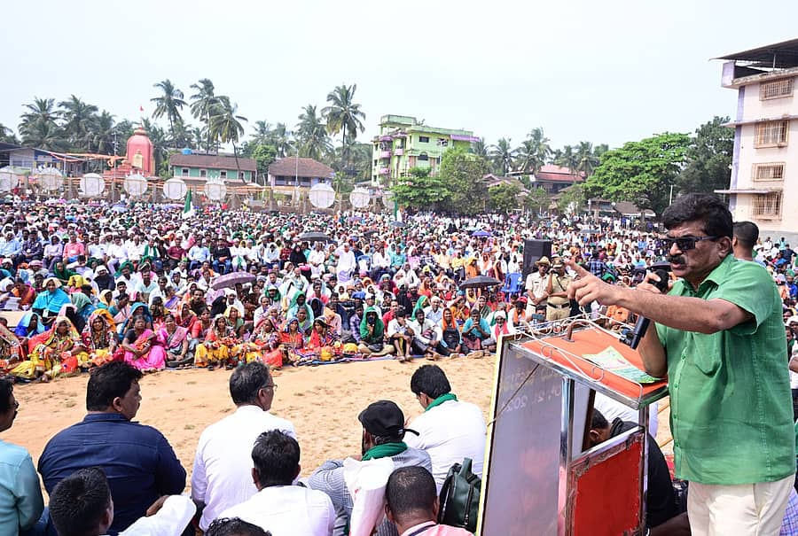 ಕಾರವಾರದ ಮಾಲಾದೇವಿ ಮೈದಾನದಲ್ಲಿ ಶನಿವಾರ ನಡೆದ ಅರಣ್ಯ ವಾಸಿಗಳ ಕಾನೂನು ಜಾಗೃತಿ ಸಮಾವೇಶದಲ್ಲಿ ಅರಣ್ಯ ಭೂಮಿ ಹಕ್ಕು ಹೋರಾಟಗಾರರ ವೇದಿಕೆ ಅಧ್ಯಕ್ಷ ರವೀಂದ್ರ ನಾಯ್ಕ ಮಾತನಾಡಿದರು