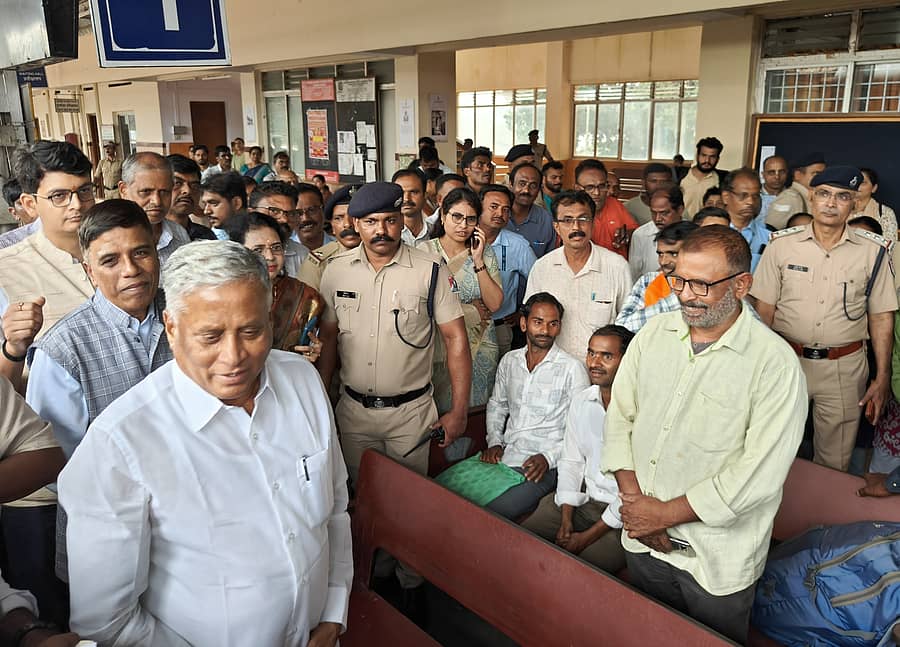 ಕೇಂದ್ರ ರೈಲ್ವೆ ಖಾತೆ ರಾಜ್ಯ ಸಚಿವ ವಿ.ಸೋಮಣ್ಣ ಅವರು ಕಾರವಾರದ ರೈಲ್ವೆ ನಿಲ್ದಾಣಕ್ಕೆ ಭೇಟಿ ನೀಡಿ ಪ್ರಯಾಣಿಕರೊಂದಿಗೆ ಚರ್ಚಿಸಿದರು