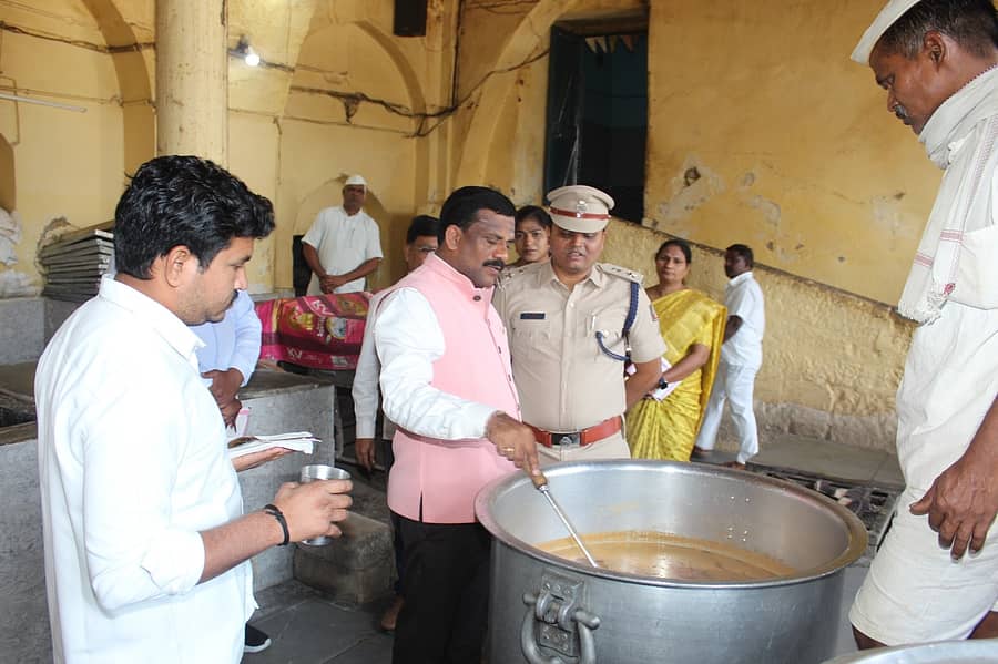 ವಿಜಯಪುರ ನಗರದ ಕೇಂದ್ರ ಕಾರಾಗೃಹಕ್ಕೆ ರಾಜ್ಯ ಮಕ್ಕಳ ಹಕ್ಕುಗಳ ರಕ್ಷಣಾ ಆಯೋಗದ ಅಧ್ಯಕ್ಷ ಶಶಿಧರ ಕೋಸಂಬೆ ಶನಿವಾರ ಭೇಟಿ ನೀಡಿ ಅಡುಗೆಯನ್ನು ಪರಿಶೀಲಿಸಿದರು