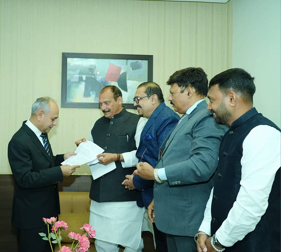 <div class="paragraphs"><p>‘ಹೈಕೋರ್ಟ್‌ ಪೀಠ ಹೋರಾಟ ಸಮಿತಿ’ಯ ನಿಯೋಗ ರಾಜ್ಯ ಹೈಕೋರ್ಟ್‌ನ ಮುಖ್ಯ ನ್ಯಾಯಮೂರ್ತಿ ವಿಭು ಬಖ್ರು ಅವರಿಗೆ ಮನವಿ ಮಾಡಿತು.</p><p></p></div>