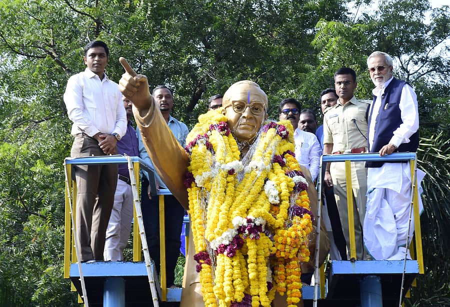ಯಾದಗಿರಿ ನಗರದಲ್ಲಿ ಶನಿವಾರ 69ನೇ ಮಹಾಪರಿನಿರ್ವಾಣ ದಿನದ ಅಂಗವಾಗಿ ಡಾ.ಬಿ.ಆರ್. ಅಂಬೇಡ್ಕರ್ ಅವರ ಪ್ರತಿಮೆಗೆ ಜಿಲ್ಲಾಧಿಕಾರಿ ಹರ್ಷಲ್ ಭೋಯರ್, ಎಸ್ಪಿ ಪೃಥ್ವಿಕ್ ಶಂಕರ್, ಶಾಸಕ ಚನ್ನಾರೆಡ್ಡಿ ಪಾಟೀಲ ತುನ್ನೂರು ಅವರು ಗೌರವ ಸಮರ್ಪಿಸಿದರು
