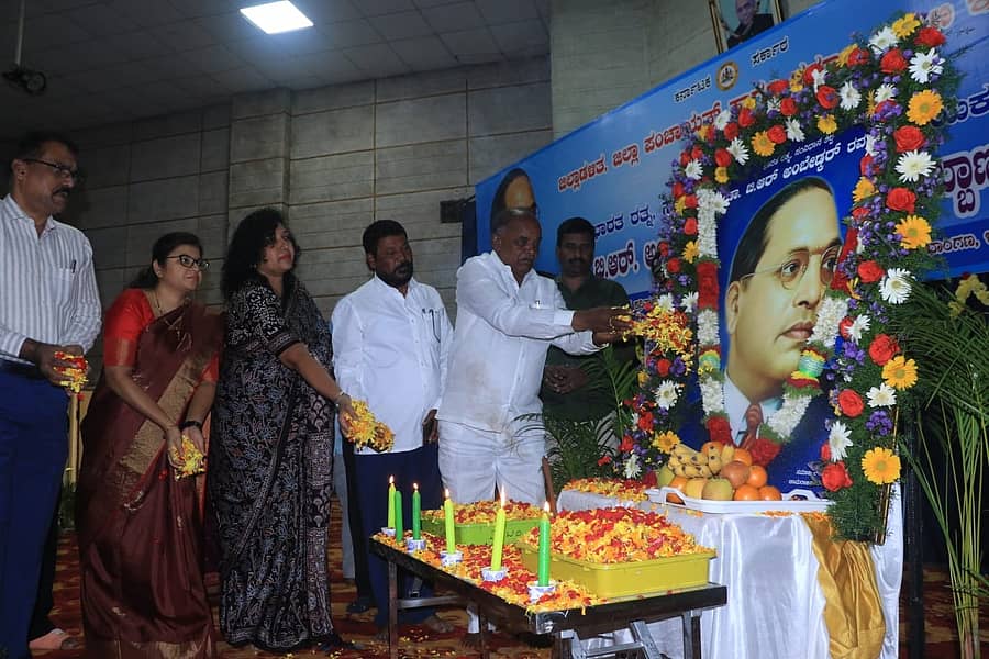 ಚಾಮರಾಜನಗರದಲ್ಲಿ ಜಿಲ್ಲಾಡಳಿತ, ಜಿಲ್ಲಾ ಪಂಚಾಯಿತಿ ಹಾಗೂ ಸಮಾಜ ಕಲ್ಯಾಣ ಇಲಾಖೆ ಸಹಯೋಗದಲ್ಲಿ ಶನಿವಾರ ಆಯೋಜಿಸಿದ್ದ ಅಂಬೇಡ್ಕರ್ ಅವರ 69ನೇ ಪರಿನಿರ್ವಾಣ ದಿನದಲ್ಲಿ ಶಾಸಕ ಸಿ.ಪುಟ್ಟರಂಗಶೆಟ್ಟಿ ಅಂಬೇಡ್ಕರ್ ಭಾವಚಿತ್ರಕ್ಕೆ ಪುಷ್ಪನಮನ ಸಲ್ಲಿಸಿದರು