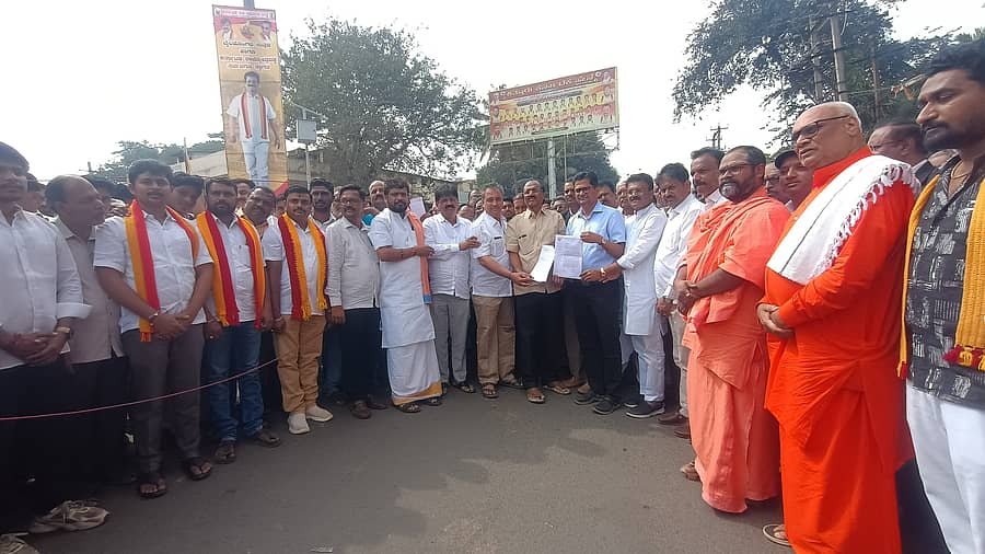 ಬೈಲಹೊಂಗಲ ಜಿಲ್ಲೆ ಮಾಡುವಂತೆ ಒತ್ತಾಯಿಸಿ ಮಠಾಧೀಶರು, ಶಾಸಕರು, ಕನ್ನಡಪರ ಸಂಘಟನೆಗಳಿಂದ ಶನಿವಾರ ಬೈಲಹೊಂಗಲ ಬಂದ್ ನಡೆಸಿ ಉಪವಿಭಾಗಾಧಿಕಾರಿಗೆ ಮನವಿ ಸಲ್ಲಿಸಲಾಯಿತು