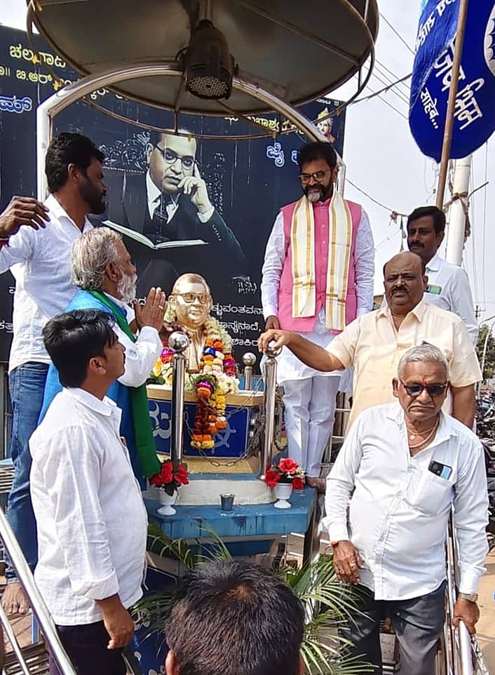 ಮುಂಡಗೋಡದ ಅಂಬೇಡ್ಕರ್‌ ಕಾಲೊನಿಯ ಡಾ.ಅಂಬೇಡ್ಕರ್‌ ಪುತ್ಥಳಿಗೆ ವಿಧಾನಪರಿಷತ್‌ ವಿರೋಧ ಪಕ್ಷದ ನಾಯಕ ಛಲವಾದಿ ನಾರಾಯಣ ಸ್ವಾಮಿ ಶನಿವಾರ ಮಾಲಾರ್ಪಣೆ ಮಾಡಿದರು