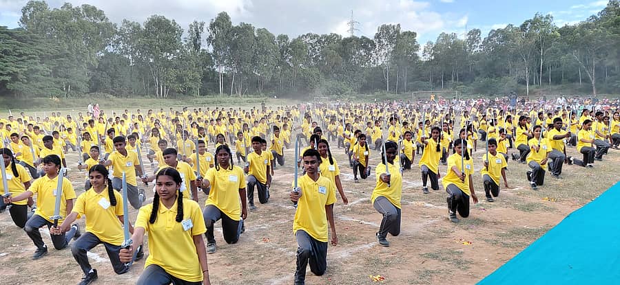 ಬಿ.ಎನ್.ಆರ್.ಮೆಮೋರಿಯಲ್ ಶಾಲೆಯ ಮಕ್ಕಳು ಕತ್ತಿ ನೃತ್ಯ ಪ್ರದರ್ಶನ ನೀಡಿದರು.