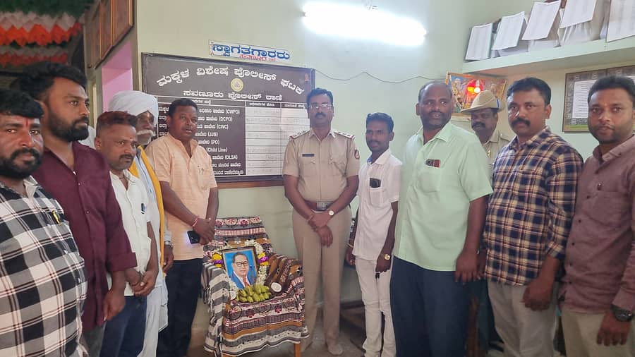 ಸವಣೂರು ಪಟ್ಟಣದ ಪೊಲೀಸ್ ಠಾಣೆಯಲ್ಲಿ ಡಾ.ಬಿ.ಆರ್. ಅಂಬೇಡ್ಕರ್ ಪರಿನಿರ್ವಾಣ ದಿನ ಆಚರಿಸಲಾಯಿತು