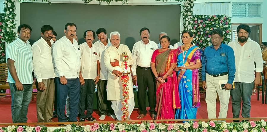 ಬೀಳಗಿ ರುದ್ರಗೌಡ ಪಾಟೀಲ್ ಸರ್ಕಾರಿ ಪ್ರಥಮ ದರ್ಜೆ ಮಹಾವಿದ್ಯಾಲಯದಲ್ಲಿ ನಿರ್ಮಾಣವಾದ ನೂತನ ಸಭಾಭವನವನ್ನು ಶಾಸಕ ಜೆ.ಟಿ. ಪಾಟೀಲ ಉದ್ಘಾಟಿಸಿದರು.