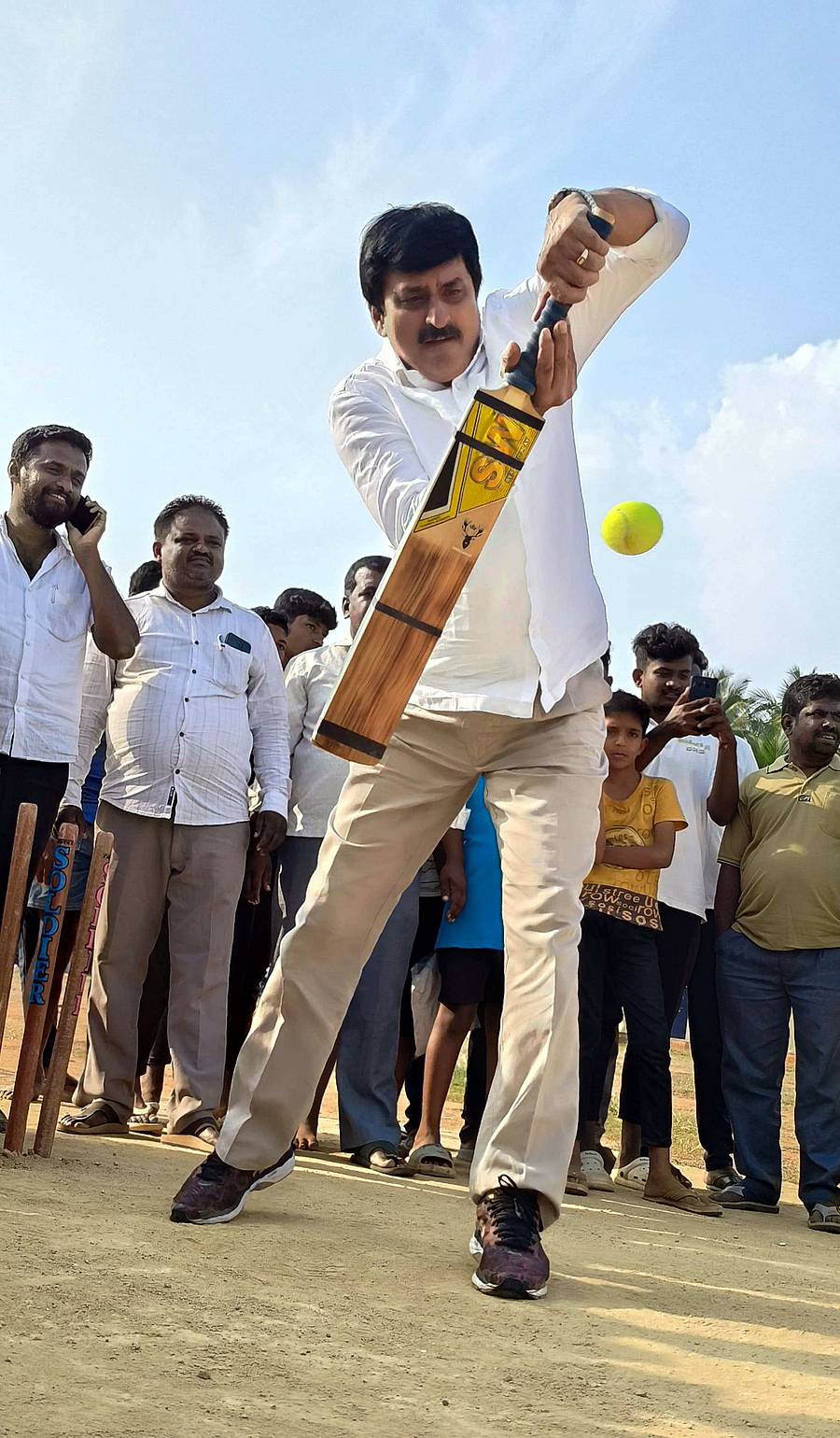 ಬೊಂಬೆನಾಡ ಗಂಗೋತ್ಸವ ಕಾರ್ಯಕ್ರಮದಲ್ಲಿ ಶಾಸಕ ಸಿ.ಪಿ.ಯೋಗೇಶ್ವರ್ ಕ್ರಿಕೆಟ್ ಆಡುವುದರ ಮೂಲಕ ಟೆನ್ನಿಸ್ ಬಾಲ್ ಕ್ರಿಕೆಟ್ ಪಂದ್ಯಾವಳಿಗೆ ಚಾಲನೆ ನೀಡಿದರು