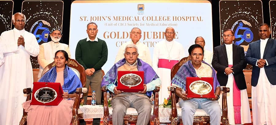 <div class="paragraphs"><p>ಸಮಾರಂಭದಲ್ಲಿ ಲಿಸ್ಸಿ ಚಾಕೊ, ಎಂ.ಆರ್.ಜೈಶಂಕರ್ ಹಾಗೂ ಕುಲಂಡೈ ಫ್ರಾನ್ಸಿಸ್ ಅವರನ್ನು ಗೌರವಿಸಲಾಯಿತು. </p></div>