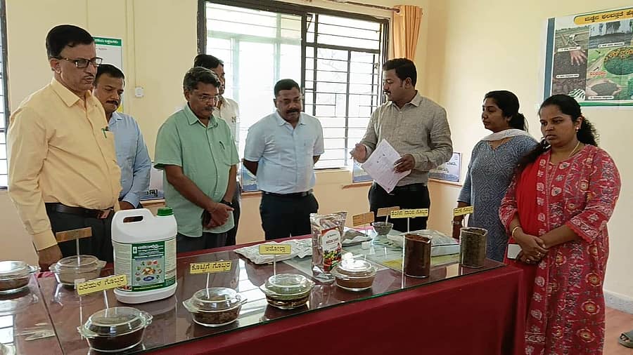 ರಾಯಚೂರಿನ ಕೃಷಿ ವಿಜ್ಞಾನ ಕೇಂದ್ರದಲ್ಲಿ ಆಯೋಜಿಸಿದ್ದ ದ ವಿಶ್ವ ಮಣ್ಣು ದಿನಾಚರಣೆ ಕಾರ್ಯಕ್ರಮದಲ್ಲಿ ಕೃಷಿ ವಿಜ್ಞಾನಗಳ ವಿಶ್ವವಿದ್ಯಾಲಯದ ವಿಸ್ತರಣಾ ನಿರ್ದೇಶಕ ಎ.ಆರ್ ಕುರುಬರ ಅವರು ಮಣ್ಣಿನ ಫಲವತ್ತತೆ ಹೆಚ್ಚಿಸಲು ಕೈಗೊಳ್ಳಬೇಕಿರುವ ಅಂಶಗಳ ಮಾಹಿತಿ ಪಡೆದರು. ಕೆ.ನಾರಾಯಣರಾವ್, ಅಮರನಾಥ ರೆಡ್ಡಿ, ಶ್ರೀವಾಣಿ ಜಿ.ಎನ್, ಇಂ.ವೀಣಾ ಉಪಸ್ಥಿತರಿದ್ದರು