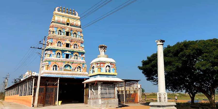 ಹೊಳಲ್ಕೆರೆ ತಾಲ್ಲೂಕಿನ ದುಮ್ಮಿಯಲ್ಲಿರುವ ಜುಂಜಪ್ಪ ಸ್ವಾಮಿ ದೇವಾಲಯ