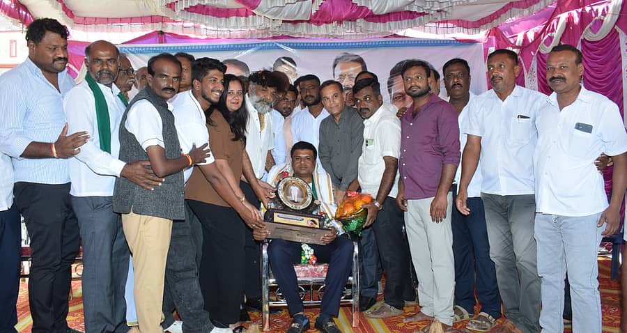 ಮಂಡ್ಯ ತಾಲ್ಲೂಕಿನ ಕೀಲಾರದಲ್ಲಿ ಭಾನುವಾರ ನಡೆದ ಕಾರ್ಯಕ್ರಮದಲ್ಲಿ ಶಾಸಕ ಪಿ.ರವಿಕುಮಾರ್ ಅವರಿಗೆ ‘ಸಮಯ ರತ್ನ’ ಪ್ರಶಸ್ತಿ ಪ್ರದಾನ ಮಾಡಲಾಯಿತು