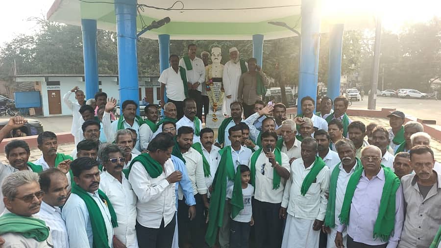 ‘ಪ್ರತಿಯೊಬ್ಬ ರೈತರಿಂದ ಕ್ವಿಂಟಲ್ಗೆ ₹2,400 ಬೆಲೆಯಲ್ಲಿ ಗರಿಷ್ಠ 50 ಕ್ವಿಂಟಲ್ ಮೆಕ್ಕೆಜೋಳ ಖರೀದಿಸಲಾಗುವುದು’ ಎಂದು ರಾಜ್ಯ ಸರ್ಕಾರ ಪರಿಷ್ಕೃತ ಆದೇಶ ಹೊರಡಿಸಿದ್ದು, ಹಾವೇರಿಯ ಹುತಾತ್ಮ ಮೈಲಾರ ಮಹದೇವಪ್ಪ ವೃತ್ತದಲ್ಲಿ ರೈತರು ಭಾನುವಾರ ವಿಜಯೋತ್ಸವ ಆಚರಿಸಿದರು