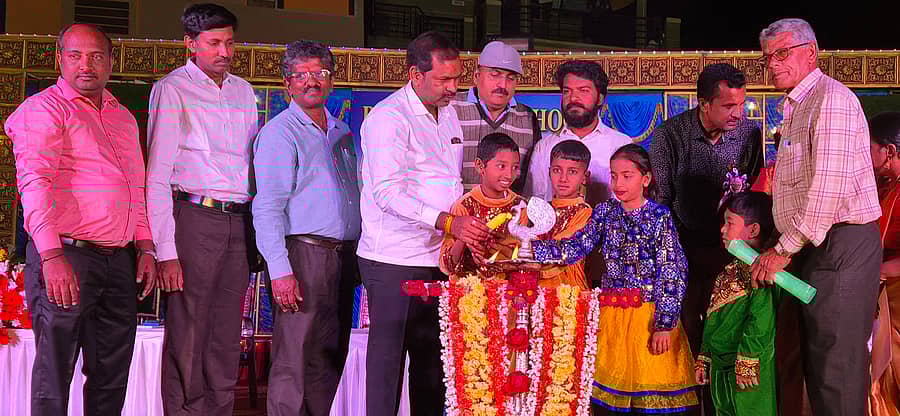 ಕೆ.ಆರ್.ನಗರ ಬಿ.ಎಸ್.ಮಾದಪ್ಪ ಪಬ್ಲಿಕ್ ಶಾಲೆಯಿಂದ ಶನಿವಾರ ಸಂಜೆ ಆಯೋಜಿಸಿದ್ದ ಶಾಲಾ ವಾರ್ಷಿಕೋತ್ಸವ ಕಾರ್ಯಕ್ರಮವನ್ನು ಶಾಸಕ ಡಿ.ರವಿಶಂಕರ್ ಉದ್ಘಾಟಿಸಿದರು. ಆರ್.ಕೃಷ್ಣಪ್ಪ, ಶಿವುನಾಯಕ್, ಕೆ.ಪಿ.ಪ್ರಭುಶಂಕರ್, ಹರಿಪ್ರಸಾದ್, ನಿರಂಜನ ಎಸ್.ಬಳೆ ಭಾಗವಹಿಸಿದ್ದರು