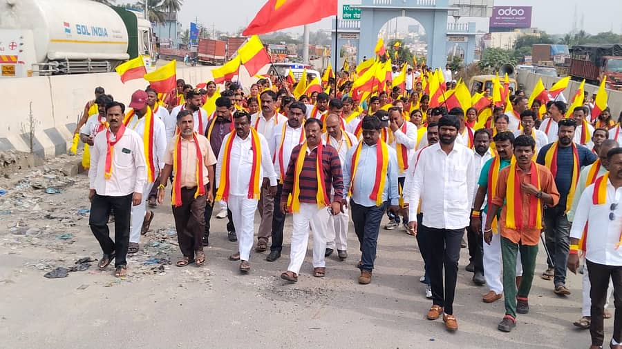 ಆನೇಕಲ್ ತಾಲ್ಲೂಕಿನ ಅತ್ತಿಬೆಲೆ ಗಡಿಯಲ್ಲಿ ಕನ್ನಡ ಜಾಗೃತಿ ವೇದಿಕೆಯಿಂದ ಕನ್ನಡಿಗರ ಐಕ್ಯತೆ, ಏಕತೆ, ಸಮಗ್ರತೆ ಮತ್ತು ಸಾರ್ವಭೌಮತ್ವಕ್ಕಾಗಿ ಬೃಹತ್ ಕಾಲ್ನಡಿಗೆ ಜಾಥಾ ನಡೆಯಿತು