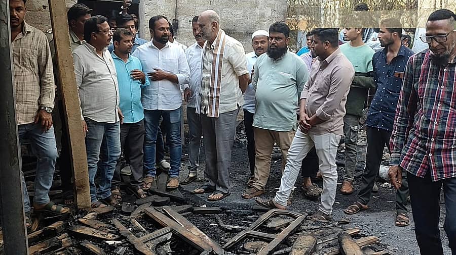 ಮುಂಡಗೋಡ ಪಟ್ಟಣದ ಬನ್ನಿಕಟ್ಟೆ ಸನಿಹ ಆಕಸ್ಮಿಕ ಬೆಂಕಿಯಿಂದ ಹಾನಿಯಾದ ಸಾಗವಾನಿ ಪೀಠೋಪಕರಣ ಅಡ್ಡೆಗೆ ಶಾಸಕ ಶಿವರಾಮ ಹೆಬ್ಬಾರ ಭಾನುವಾರ ಭೇಟಿ ನೀಡಿ ಪರಿಶೀಲಿಸಿದರು