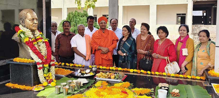 ಚಾಮರಾಜನಗರ ಸಮೀಪದ ಮರಿಯಾಲದಲ್ಲಿ ಕೇಂದ್ರ ಸಚಿವ ದಿ.ಎಂ.ರಾಜಶೇಖರ ಮೂರ್ತಿ ಅವರ 15ನೇ ವರ್ಷದ ಪುಣ್ಯಸ್ಮರಣೆ ನಡೆಯಿತು. ಇಮ್ಮಡಿ ಮುರುಘ ರಾಜೇಂದ್ರ ಸ್ವಾಮೀಜಿ ಭಾಗವಹಿಸಿದ್ದರು