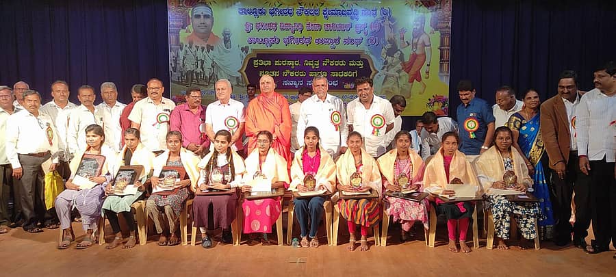 ಹುಳಿಯಾರು ಸಮೀಪದ ಕೋಡಿಪಾಳ್ಯದ ಸೇವಾಲಾಲ್ ಸಾಂಸ್ಕೃತಿಕ ಸದನದಲ್ಲಿ ಉಪ್ಪಾರ ಮಕ್ಕಳಿಗೆ ಪ್ರತಿಭಾ ಪುರಸ್ಕಾರ ಮಾಡಲಾಯಿತು