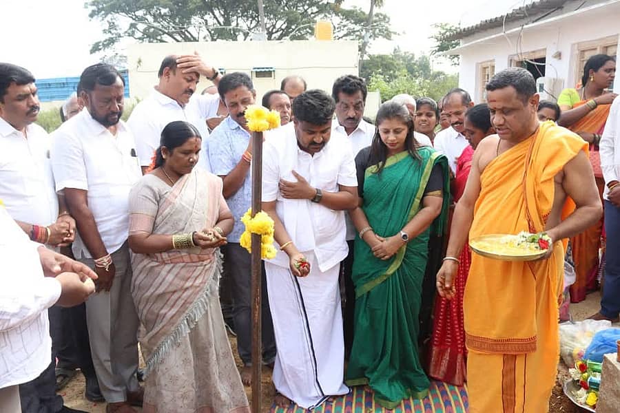 ಮುಳಬಾಗಿಲು ತಾಲ್ಲೂಕಿನ ಆವಣಿಯಲ್ಲಿ ಸಿಸಿ ರಸ್ತೆ ಹಾಗೂ ಅಂಗನವಾಡಿ ಕಟ್ಟಡ ಕಾಮಗಾರಿಗಳಿಗೆ ಶಾಸಕ ಸಮೃದ್ಧಿ ಮಂಜುನಾಥ್ ಭೂಮಿ ಪೂಜೆ ನಡೆಸಿದರು