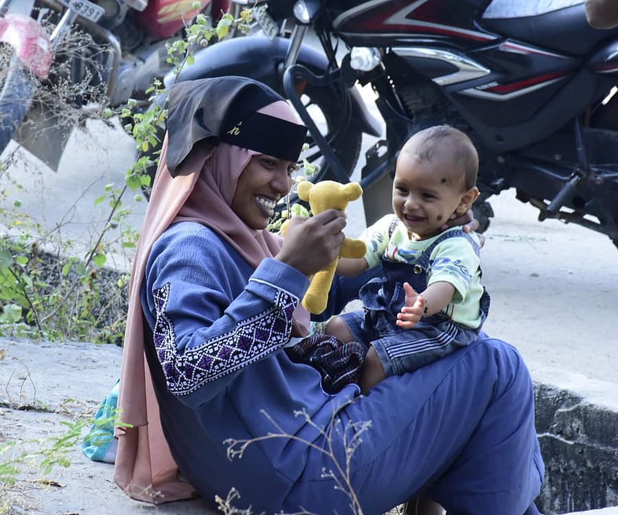ಭಾನುವಾರ ಯಾದಗಿರಿ ನಗರದಲ್ಲಿ ಟಿಇಟಿ ಪರೀಕ್ಷರಗೆ ಹಾಜರಾದ ಅಭ್ಯರ್ಥಿಯ ಮಗುವನ್ನು ಆರೈಕೆ ಮಾಡುತ್ತಿದ್ದ ಪೋಷಕರು