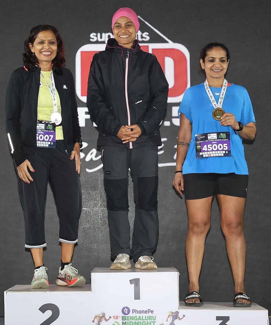 ಮಹಿಳೆಯರ ವಿಭಾಗದ ಮ್ಯಾರಥಾನ್ ಸ್ಪರ್ಧೆಯ ಪದಕ ವಿಜೇತರು (ಎಡದಿಂದ). ಕೃಷ್ಣ ಕೊಹ್ಲಿ (ಬೆಳ್ಳಿ), ಬಿಜೋಯ ಬರ್ಮನ್ (ಚಿನ್ನ), ಸ್ವಪ್ನಾ ಅಗರವಾಲ್ (ಕಂಚು)