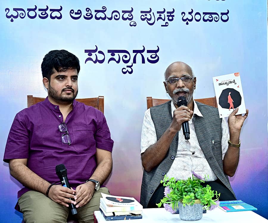 ಹುಬ್ಬಳ್ಳಿಯ ಸಪ್ನ ಬುಕ್ ಹೌಸ್ನಲ್ಲಿ ಭಾನುವಾರ ಏರ್ಪಡಿಸಿದ್ದ ‘ಹುಟ್ಟು ಮಚ್ಚೆ’ ಅನುವಾದ ಪುಸ್ತಕದ ಕುರಿತಾದ ‘ಸಾಹಿತ್ಯ ಸಂವಾದ’ ಕಾರ್ಯಕ್ರಮದಲ್ಲಿ ಸಾಹಿತಿ ಬಸು ಬೇವಿನಗಿಡದ ಮಾತನಾಡಿದರು. ಹರ್ಷ ರಘುರಾಮ್ ಇದ್ದರು