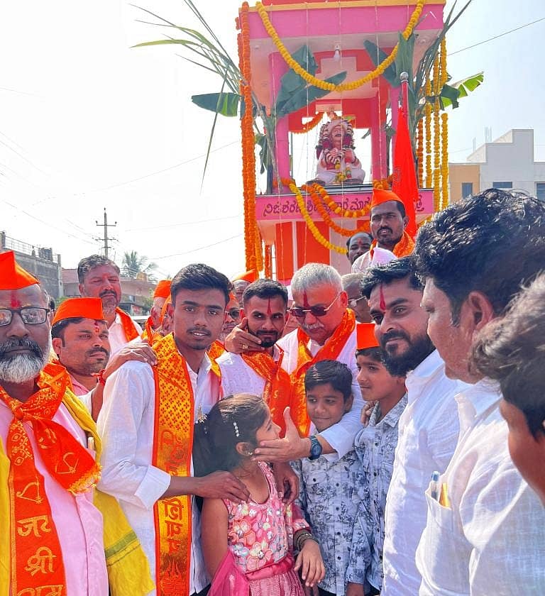 ಇಂಡಿ ಪಟ್ಟಣದ ಅಗರಖೇಡ ರಸ್ತೆಯಲ್ಲಿ ಶರಣ ಹೂಗಾರ ಮಾದಯ್ಯ ವೃತ್ತವನ್ನು ಶಾಸಕ ಯಶವಂತರಾಯಗೌಡ ಪಾಟೀಲ ಉದ್ಘಾಟಿಸಿದರು