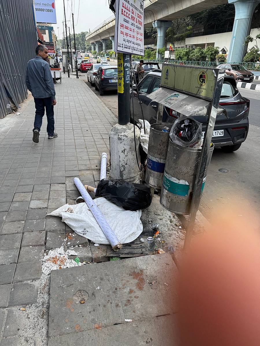 <div class="paragraphs"><p>ಬೆಂಗಳೂರು ಎಂ.ಜಿ ರಸ್ತೆಯಲ್ಲೂ ಕಿತ್ತುಹೋದ ಪಾದಚಾರಿ ಮಾರ್ಗ, ಕಸ: ಉದ್ಯಮಿಗಳ ಆಕ್ರೋಶ</p></div>