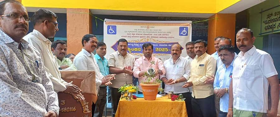 ಲಕ್ಷ್ಮೇಶ್ವರದ ಸೋಮೇಶ್ವರ ಸರ್ಕಾರಿ ಹಿರಿಯ ಪ್ರಾಥಮಿಕ ಶಾಲೆಯಲ್ಲಿ ಶಿಕ್ಷಣ ಇಲಾಖೆ ವತಿಯಿಂದ ಶುಕ್ರವಾರ ನಡೆದ ಅಂಗವಿಕಲ ವಿದ್ಯಾರ್ಥಿಗಳ ವೈದ್ಯಕೀಯ ತಪಾಸಣೆ ಹಾಗೂ ಮೌಲ್ಯಾಂಕನ ಶಿಬಿರವನ್ನು ಶಾಸಕ ಡಾ.ಚಂದ್ರು ಲಮಾಣಿ ಉದ್ಘಾಟಿಸಿದರು