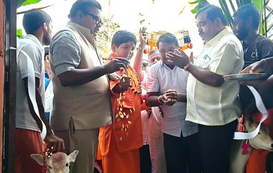 ರಾಣೆಬೆನ್ನೂರು ತಾಲ್ಲೂಕಿನ ಐರಾವತ ಕ್ಷೇತ್ರ ಐರಣಿ ಹೊಳೆಮಠದಲ್ಲಿ ಭಾನುವಾರ 11 ಎಕರೆ ಜಮೀನಿನಲ್ಲಿ ನಿರ್ಮಾಣ ಮಾಡಿರುವ ಗೋ ಶಾಲೆಯನ್ನು ಶಾಸಕ ಪ್ರಕಾಶ ಕೋಳಿವಾಡ ಉದ್ಘಾಟಿಸಿದರು