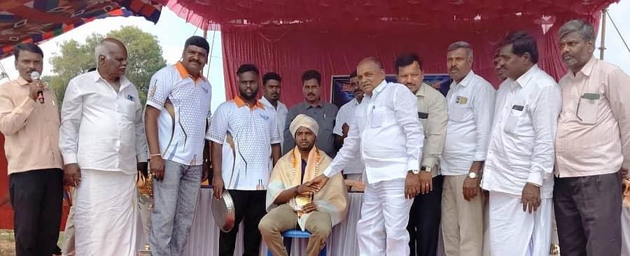 ಚಾಮರಾಜನಗರ ತಾಲ್ಲೂಕಿನ ಬಿಸಲವಾಡಿ ಗ್ರಾಮದಲ್ಲಿ ಬಿಸಲವಾಡಿ ಯೂತ್ ಬಾಯ್ಸ್ ಸೀಸನ್-2 ವಾಲಿಬಾಲ್ ಪಂದ್ಯಾವಳಿ ಕಾರ್ಯಕ್ರಮಕ್ಕೆ ಚಾಲನೆ ನೀಡಿದ ಶಾಸಕ ಪುಟ್ಟರಂಗಶೆಟ್ಟಿ ಪ್ಯಾರಾ ಒಲಂಪಿಕ್ಸ್ ಕಮ್ಯೂನಿಟಿ ಆಫ್ ಇಂಡಿಯಾ ಉದ್ದ ಜಿಗಿತ ಸ್ಪರ್ಧೆಯಲ್ಲಿ ದ್ವಿತೀಯ ಸ್ಥಾನ ಪಡೆದ ಗ್ರಾಮದ ಮನು ಅವರನ್ನು ಸನ್ಮಾನಿಸಿದರು.