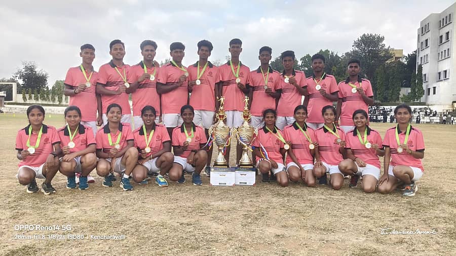 ಹಾಸನದಲ್ಲಿ ನಡೆದ ರಾಜ್ಯ ಮಟ್ಟದ ಪಿಯು ಕಾಲೇಜುಗಳ ಬಾಲಕ ಮತ್ತು ಬಾಲಕಿಯರ ಬಾಲ್ ಬ್ಯಾಡ್ಮಿಂಟನ್ ಚಾಂಪಿಯನ್ಷಿಪ್ನಲ್ಲಿ ಮೂಡುಬಿದಿರೆಯ ಆಳ್ವಾಸ್ ತಂಡ 20ನೇ ಬಾರಿ ಅವಳಿ ಪ್ರಶಸ್ತಿ ಗೆದ್ದುಕೊಂಡಿತು