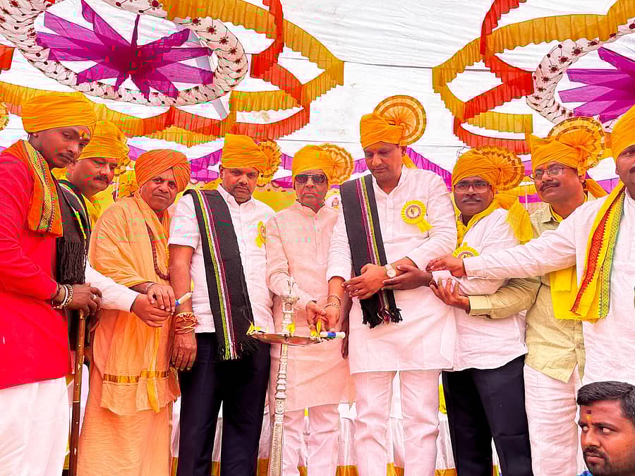 ಹುಮನಾಬಾದ್ ಪಟ್ಟಣದಲ್ಲಿ ಕನಕದಾಸರ ಜಯಂತಿ ಕಾರ್ಯಕ್ರಮಕ್ಕೆ ಶಾಸಕ ಡಾ ಸಿದ್ದಲಿಂಗಪ್ಪ ಪಾಟೀಲ ದೀಪ ಬೆಳಗಿಸುವ ಮೂಲಕ ಉದ್ಘಾಟಿಸಿದರು.