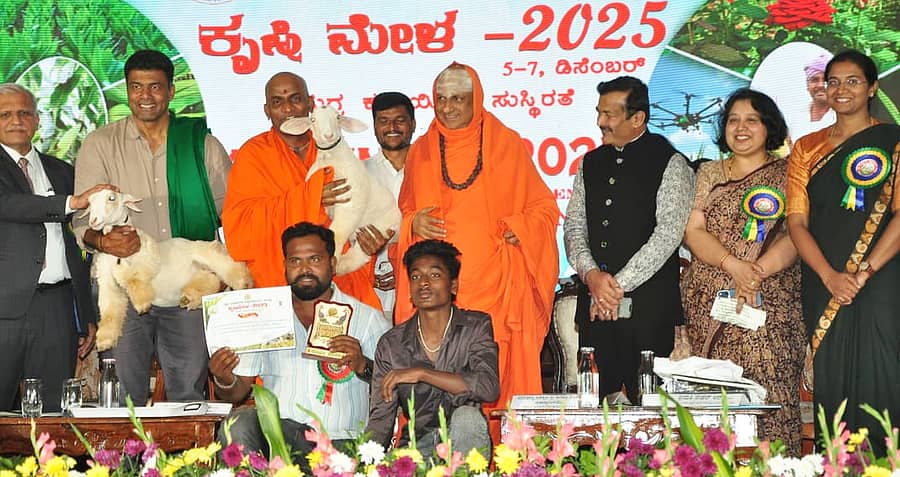 <div class="paragraphs"><p>ಮಂಡ್ಯ ತಾಲ್ಲೂಕಿನ ವಿ.ಸಿ. ಫಾರಂನಲ್ಲಿ ಭಾನುವಾರ ನಡೆದ ‘ಕೃಷಿಮೇಳ’ದ ಸಮಾರೋಪ ಸಮಾರಂಭದಲ್ಲಿ ರಾಸುಗಳ ವಿಭಾಗದಲ್ಲಿ ‘ಬಂಡೂರು ಕುರಿ’ ಸಾಕಿದ ರೈತನಿಗೆ ಪ್ರಶಸ್ತಿ ನೀಡಿ ಅಭಿನಂದಿಸಲಾಯಿತು. </p></div>