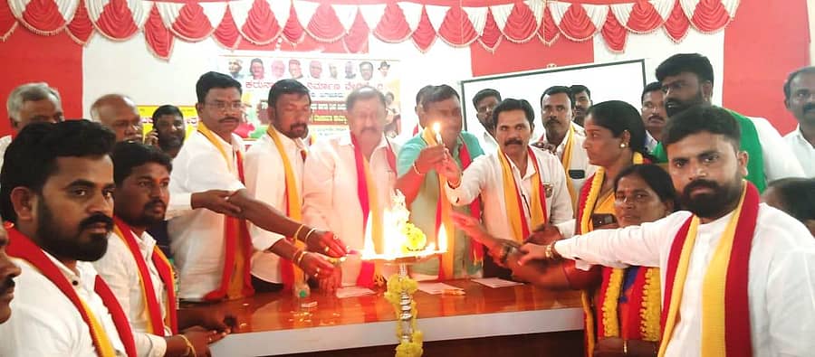 ಜಗಳೂರಿನಲ್ಲಿ ಶನಿವಾರ, ಕರುನಾಡ ನವ ನಿರ್ಮಾಣ ವೇದಿಕೆಯಿಂದ 70 ನೇ ವರ್ಷದ ಕರ್ನಾಟಕ ರಾಜ್ಯೋತ್ಸವ ಮತ್ತು ದೀನ ಬಂಧು ಟ್ರಸ್ಟ್ ನ್ನು ಮಾಜಿ ಶಾಸಕ ಎಸ್.ವಿ. ರಾಮಚಂದ್ರ ಉದ್ಘಾಟಿಸಿದರು.