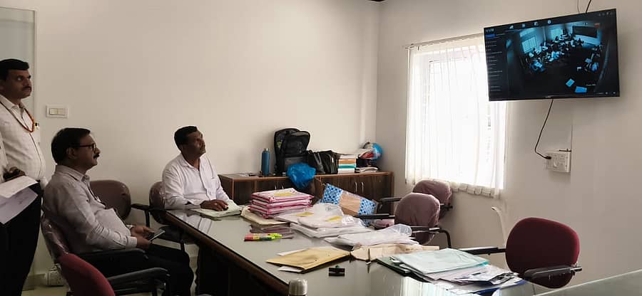 ಹಾವೇರಿ ಪರೀಕ್ಷಾ ಕೇಂದ್ರವೊಂದರಲ್ಲಿ ಟಿಇಟಿ ಪರೀಕ್ಷೆ ಬರೆಯುತ್ತಿದ್ದ ಅಭ್ಯರ್ಥಿಗಳ ಚಲನವಲನವನ್ನು ಅಧಿಕಾರಿಗಳು ಸಿ.ಸಿ.ಟಿ.ವಿ ಕ್ಯಾಮೆರಾ ಮೂಲಕ ವೀಕ್ಷಿಸಿದರು.