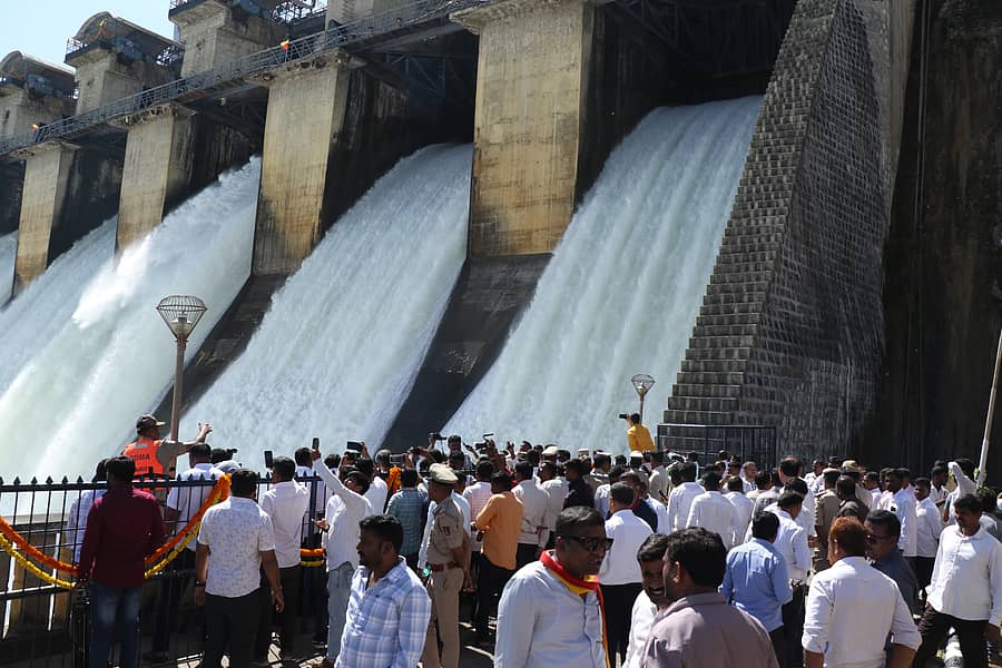 ಹೇಮಾವತಿ ಜಲಾಶಯದಿಂದ ನೀರು ಹೊರಗೆ ಬಿಟ್ಟ ಸಂದರ್ಭದಲ್ಲಿ ಸೇರಿದ್ದ ಜನರು.