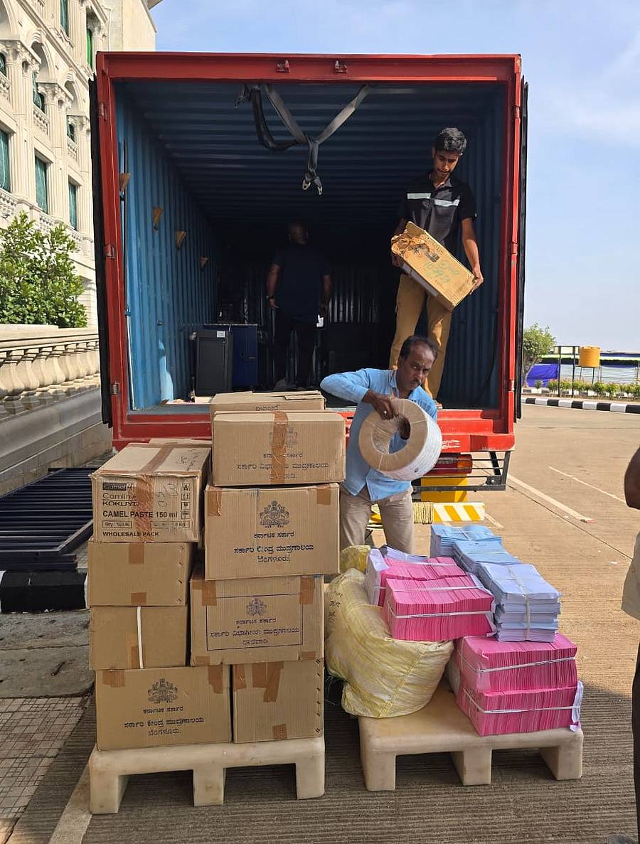 <div class="paragraphs"><p>ಚಳಿಗಾಲದ ಅಧಿವೇಶನಕ್ಕಾಗಿ ಸರ್ಕಾರಿ ದಾಖಲೆ ಹಾಗೂ ಕಾಗದಪತ್ರಗಳ ಬಾಕ್ಗಳನ್ನು ಭಾನುವಾರ ಬೆಂಗಳೂರಿನಿಂದ ಬೆಳಗಾವಿಯ ಸುವರ್ಣ ವಿಧಾನಸೌಧಕ್ಕೆ ತರಲಾಯಿತು </p></div>