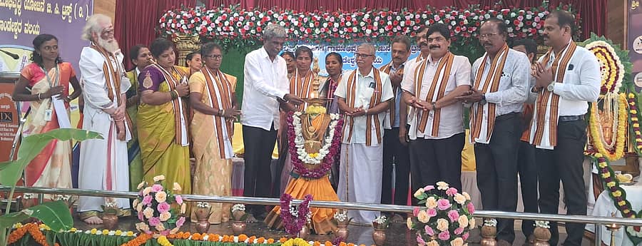 ಸಾಲಿಗ್ರಾಮ ಚೇಂಪಿಯ ವಿಶ್ವಕರ್ಮ ಸಾಂಸ್ಕೃತಿಕ ಸಭಾಭವನದಲ್ಲಿ ಭಾನುವಾರ ಧರ್ಮಸ್ಥಳ ಗ್ರಾಮಾಭಿವೃದ್ಧಿ ಯೋಜನೆಯ ಪಾಂಡೇಶ್ವರ ವಲಯದ ಒಕ್ಕೂಟಗಳ ಪದಗ್ರಹಣ ಕಾರ್ಯಕ್ರಮಕ್ಕೆ ಸಂಸದ ಕೋಟ ಶ್ರೀನಿವಾಸ ಪೂಜಾರಿ ಚಾಲನೆ ನೀಡಿದರು.