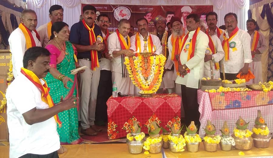 ಕಡೂರು ತಾಲ್ಲೂಕು ಗರ್ಜೆ ಗ್ರಾಮದಲ್ಲಿ ಭಾನುವಾರ ನಡೆದ ತಾಲ್ಲೂಕು ಮಟ್ಟದ 5ನೇ ಜನಪದ ಸಮ್ಮೇಳನವನ್ನು ಚಟ್ನಳ್ಳಿ ಮಹೇಶ್ ಉದ್ಘಾಟಿಸಿದರು. ಜಿ.ಬಿ.ಸುರೇಶ್, ಗಿರೀಶ್, ಬಸಪ್ಪ, ಎಚ್.ಸಿ.ಲೋಕೇಶ್, ನೇತ್ರಾವತಿ, ಹರೀಶ್ ಭಾಗವಹಿಸಿದ್ದರು