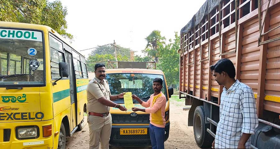 ರಾಯಚೂರಿನ ಯರಮರಸ್ನಲ್ಲಿ ಫಿಟ್ನೆಸ್ ಪ್ರಮಾಣಪತ್ರದ ಅವಧಿ ಮುಗಿದ ಶಾಲಾ ವಾಹನ ಚಾಲಕರಿಗೆ ನೋಟಿಸ್ ಕೊಟ್ಟ ಆರ್ಟಿಒ ಇನ್ಸ್ಪೆಕ್ಟರ್ ಪ್ರವೀಣ