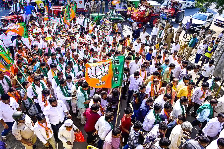 ಕಲಬುರಗಿಯಲ್ಲಿ ವಿವಿಧ ಬೇಡಿಕೆಗಳ ಈಡೇರಿಕೆಗೆ ಆಗ್ರಹಿಸಿ ಬಿಜೆಪಿ ಗ್ರಾಮಾಂತರ ಜಿಲ್ಲಾ ರೈತ ಮೋರ್ಚಾದ ವತಿಯಿಂದ ಭಾನುವಾರ ಪ್ರತಿಭಟನೆ ನಡೆಸಲಾಯಿತು
–ಪ್ರಜಾವಾಣಿ ಚಿತ್ರ